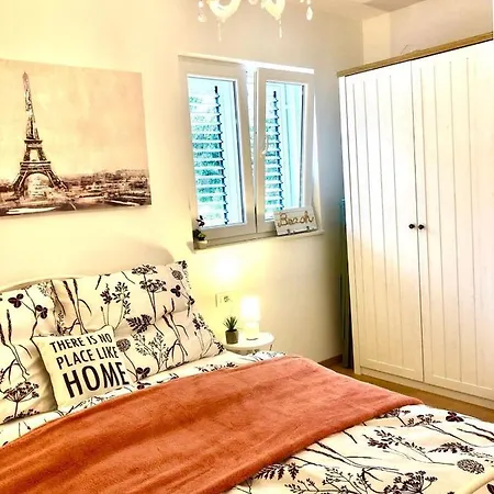 Flora Apartment